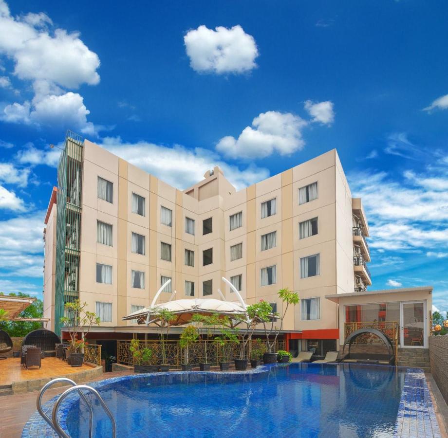 סרפונג Sapphire Sky Hotel & Conference מראה חיצוני תמונה
