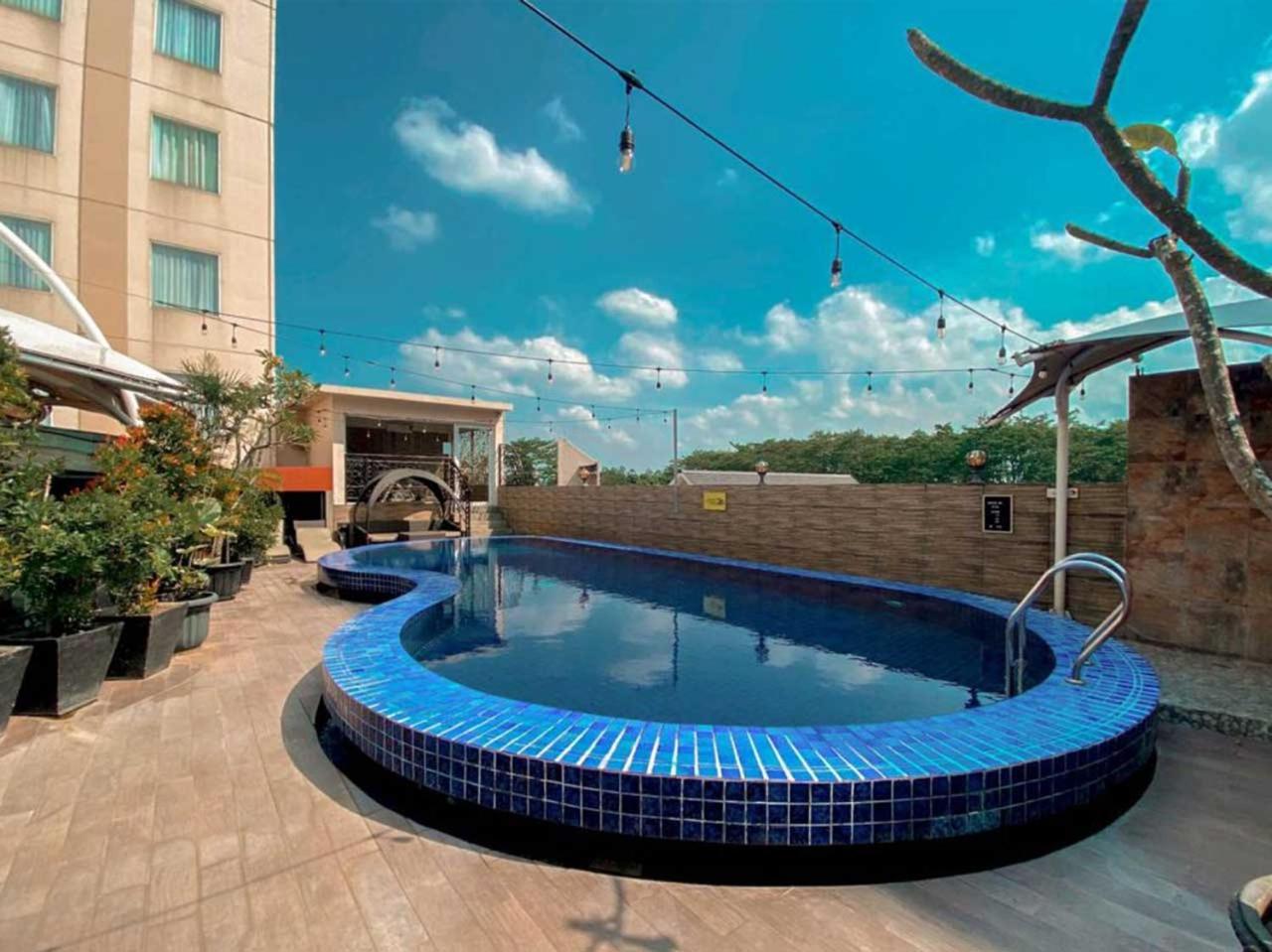 סרפונג Sapphire Sky Hotel & Conference מראה חיצוני תמונה